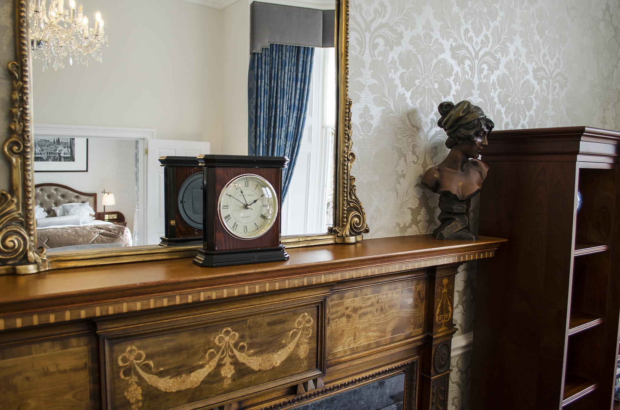 The Bonham Hotel Единбург Екстериор снимка A mantelpiece clock